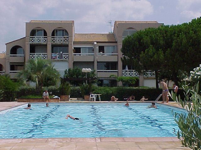 appartement Palavas les flots Tar ifs : nou s c ons ult er sel on pé rio des € Réf. : 1010 - TYPE STUDIO Cabine : Plan/J.14 - Etg./Rdc - Asc./Non - Distance : Mer/300m - Centre/800m - Vue/Non - Commerces/800m - Orientation/N.O - Piscine/Oui - E.Verts/Oui - Rive/Gauche - Situation Plage/300m - Equipement : 2 feux électriques - Micro ondes - Réfrigérateur - TV ----- Prix de 297,74 € à 496,72 € la semaine selon période + 70 € de frais de dossier -----
COMPOSE : Séjour banquette lit 2 pl., Coin cuisine dans séjour, Cabine 1 lit 1 pl., Salle de bain/wc - Loggia fermée par volet - Jardinet non fermé par portillon donnant sur piscine - Parking N° 343 non fermé par arceau.