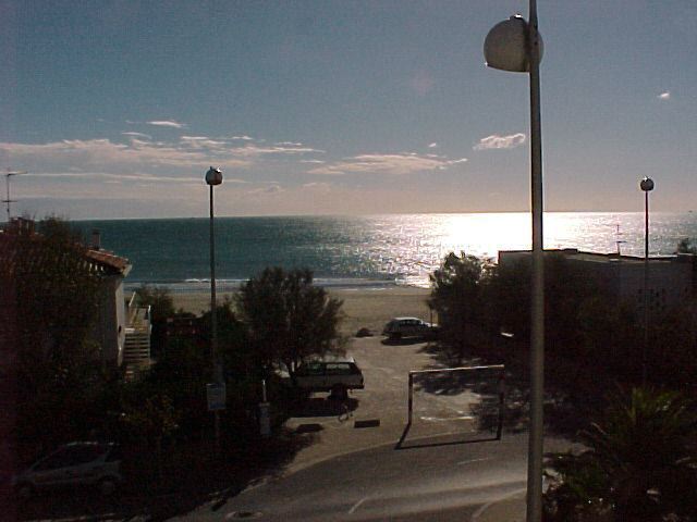 appartement Palavas les flots Tar ifs : nou s c ons ult er sel on pé rio des € Réf. : 2043 - TYPE P2 : Plan/Av.St Maurice - Etg./2 - Ascenseur/Non - Distance : Mer/10m - Centre/3kms - Commerces/300 m Orientation/Sud - Vue/Mer - Piscine/Non - E.Verts/Non - Rive/Gauche - Plage/2ème ligne route à traverser - Equipement : Vitro 4 feux - Micro ondes - Four - Réfrig/cong - Lave L - Lave V - TV ----- Prix de 333,11 € à 557,13 € la semaine selon période + 70 € de frais de dossier -----
COMPOSE : Entrée, Séjour banquette lit 2 pl., Coin cuisine dans séjour, Salle d'eau, Wc, Chambre 1 lit 2 pl.+1lit 1pl. - Balcon vue mer.