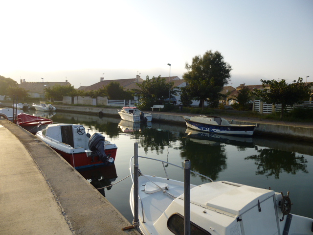 maison Palavas les flots Tar ifs : nou s c ons ult er sel on pé rio des € Réf. : 3001 - TYPE VILLA : Plan /G.k - Etg./Rdc - Asc./Non- Distance : Mer/200 m Centre/1,200 km - Commerces/200m Orientation/S/N - Vue/Canalette - Piscine/Non - E.Verts/Oui - Rive/Droite.- Situation plage/200m ----- Prix de 509,25 € à 850,34 € la semaine selon période + 70 € de frais de dossier -----
COMPOSE : Entrée, cuisine séparée, séjour canapé 2 pl, chambre 1 lit 2 pl, chambre 2 lits 1 pl, salle de bain, wc, terrasse avant : possiblité de stationner, terrasse arrière fermée par portillon donnant sur canalette , quartier très calme, pas de garage.