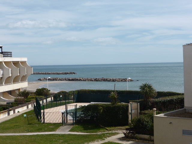 appartement Palavas les flots Ta rif s: Nou s c ons ult er sel on pé rio des € Réf. : 3133 - TYPE P3 : Plan/K.e - Bat.2 - Esc.E - Etage/2 - Asc./Oui. - Distance : Mer/30m - Centre/700m - Commerces/300m. Orientation/S.E. - Vue/Mer - Piscine/Oui - E.Verts/Oui. - Rive/Droite - Situation Plage/1ère ligne accès direct.
COMPOSE : Entrée, Séjour avec coin cuisine séparé par passe plat,Salle de bain, Wc, Chambre 2 lits 1 place avec balcon vue mer et piscine, Chambre donnant sur loggia vitrée vue mer avec 1 lit 2 places - 1 canapé BZ 2 pl dans le séjour - Lave vaisselle - Pas de parking.